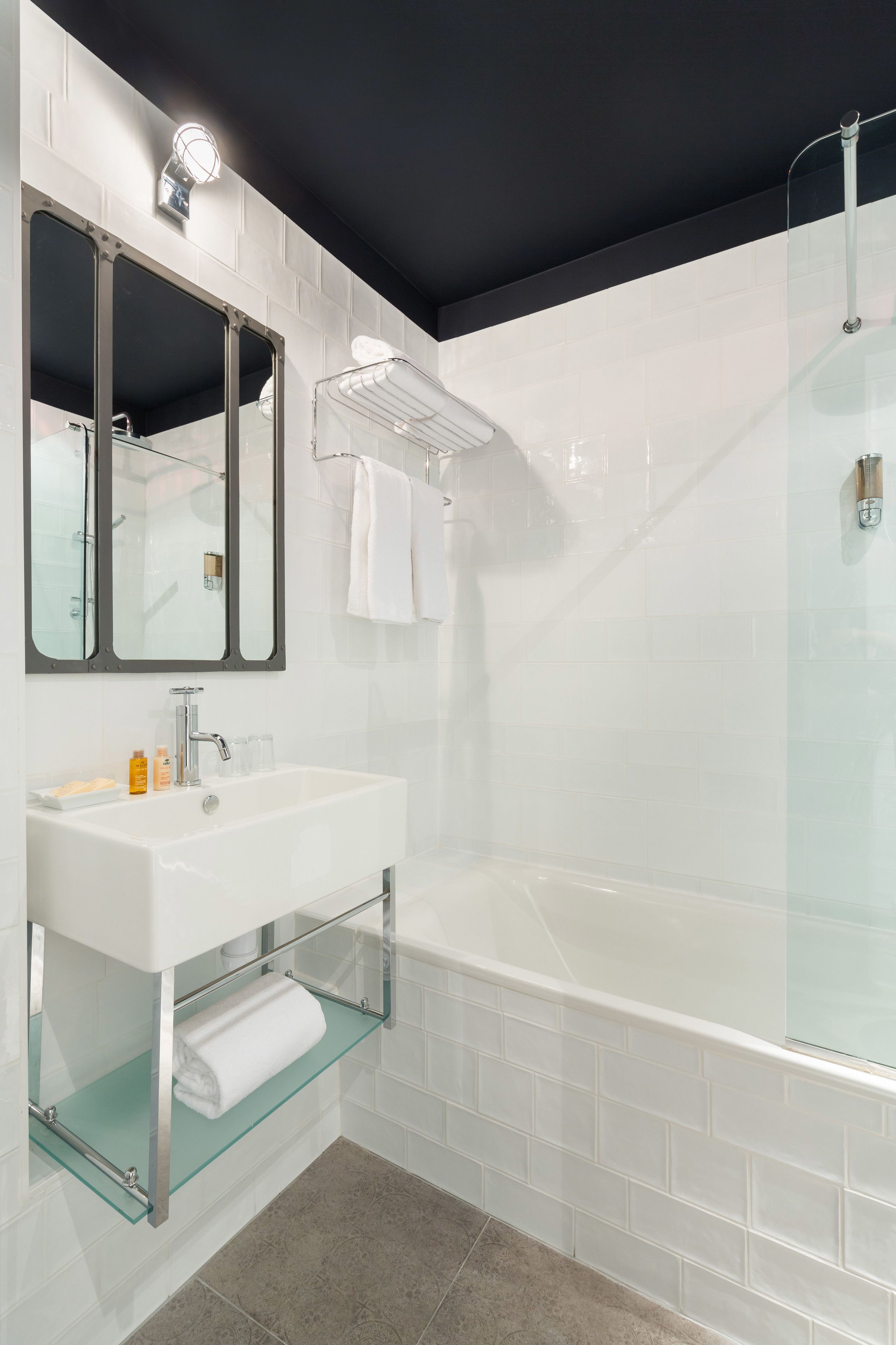 standard double room | deep-soaking bathtub