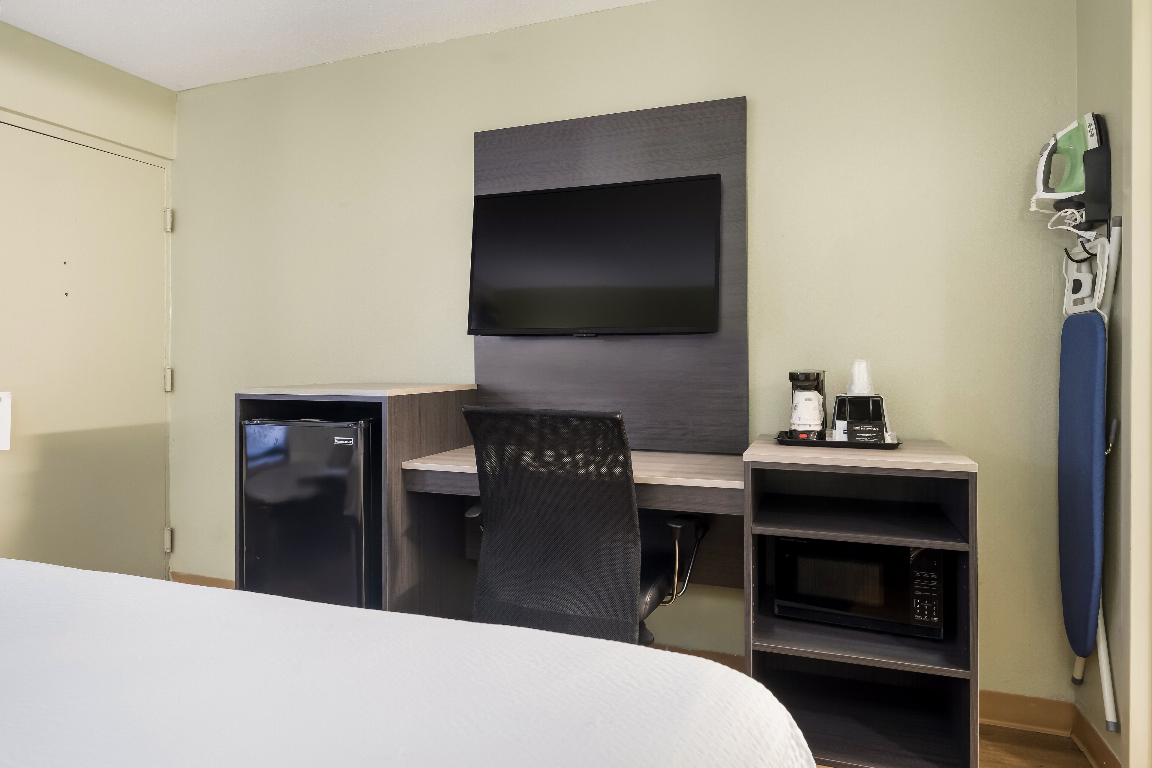 Standard Room, 1 King Bed, Accessible, Refrigerator & Microwave