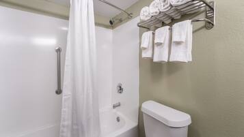 Combined shower/tub, free toiletries, hair dryer, towels