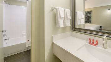 Combined shower/bathtub, free toiletries, hair dryer, towels