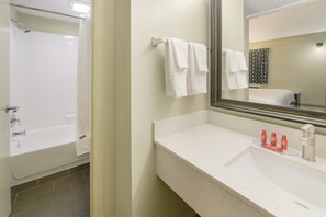 Combined shower/bathtub, free toiletries, hair dryer, towels