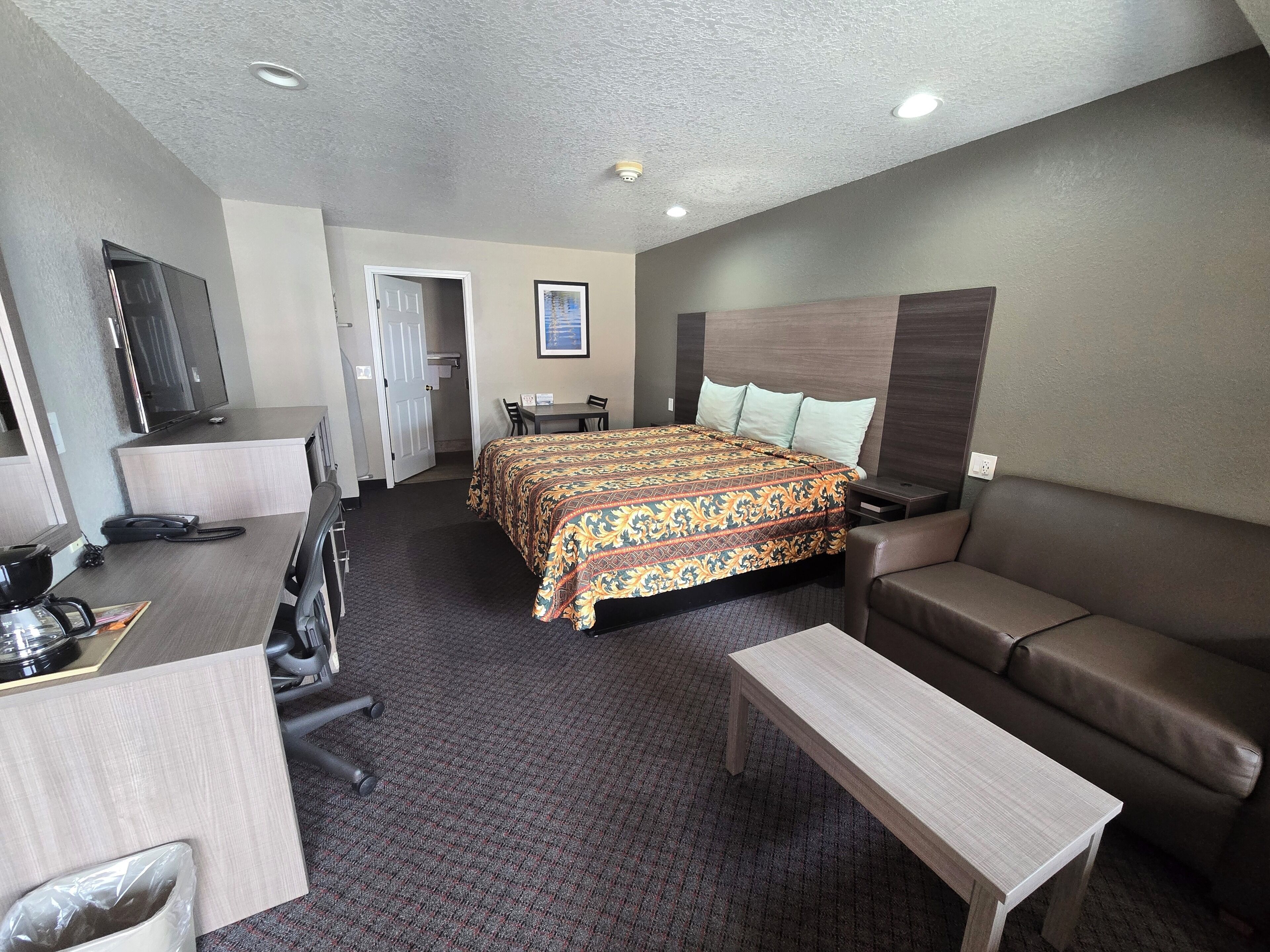 غرفة عادية - سرير ملكي | مكتب ومكواة/لوح كي وواي فاي مجانًا وملاءات أسرّة