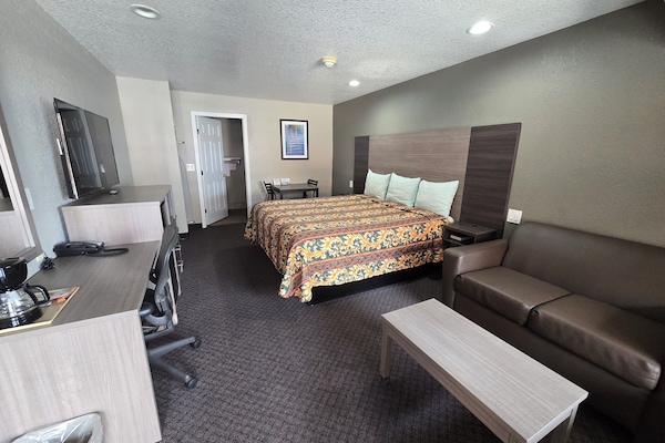 Standard Room, 1 King Bed | Desk, iron/ironing board, free WiFi, bed sheets