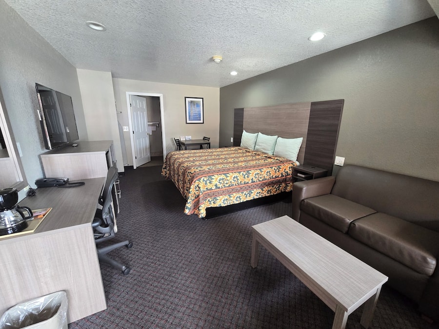 Standard Room, 1 King Bed | Desk, iron/ironing board, free WiFi, bed sheets