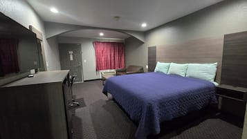 Standaard kamer, 1 kingsize bed | Een bureau, een strijkplank/strijkijzer, gratis wifi, beddengoed