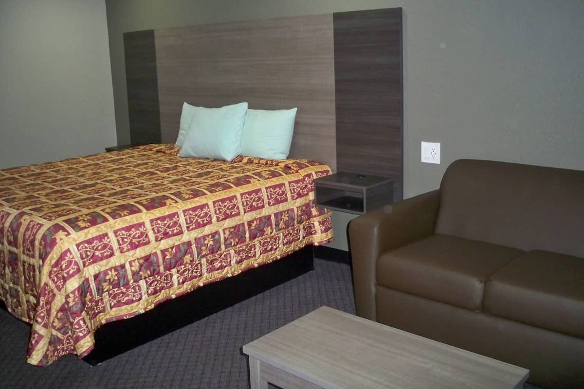 Standard Room, 1 King Bed | Desk, iron/ironing board, free WiFi, bed sheets