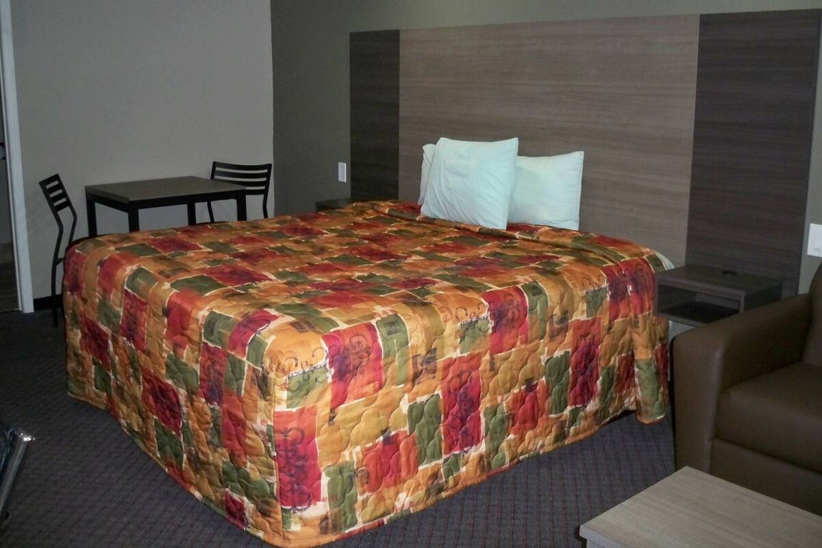 Standard Room, 1 King Bed | Desk, iron/ironing board, free WiFi, bed sheets
