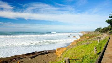 Pantai di sekitar dan handuk pantai