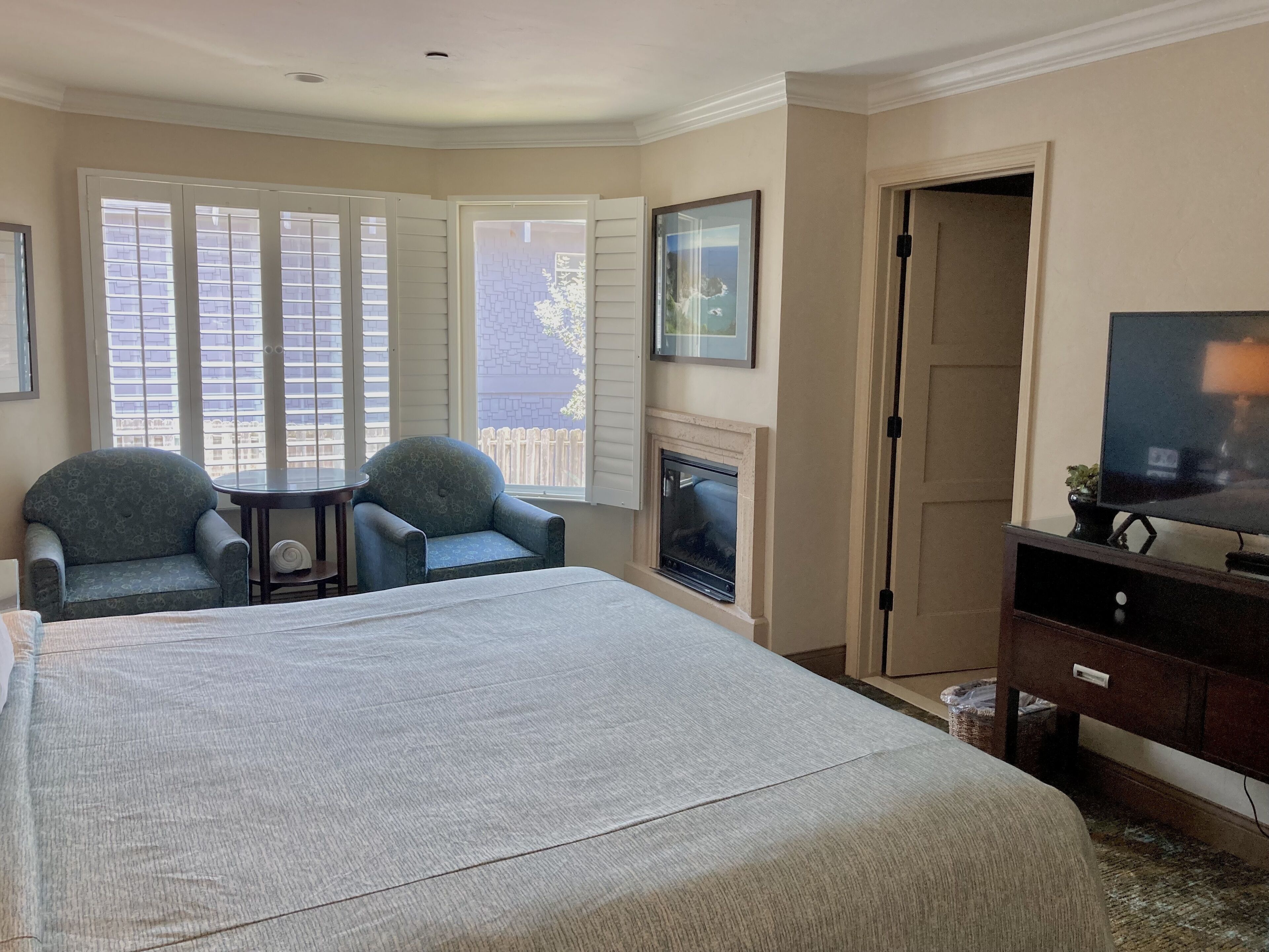 deluxe room | premium bedding, pillow-top beds, desk, laptop workspace