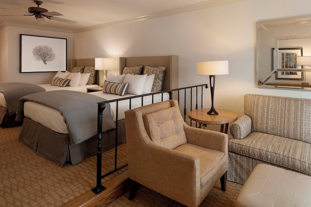 Suite, 2 Queen Beds (Partial Ocean View)
