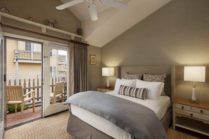 Deluxe-Zimmer, 1 King-Bett, Terrasse, eingeschränkter Meerblick | Hochwertige Bettwaren, Pillowtop-Betten, Bügeleisen/Bügelbrett