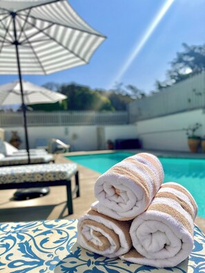 Outdoor pool - Pelican Inn & Suites (Cambria)