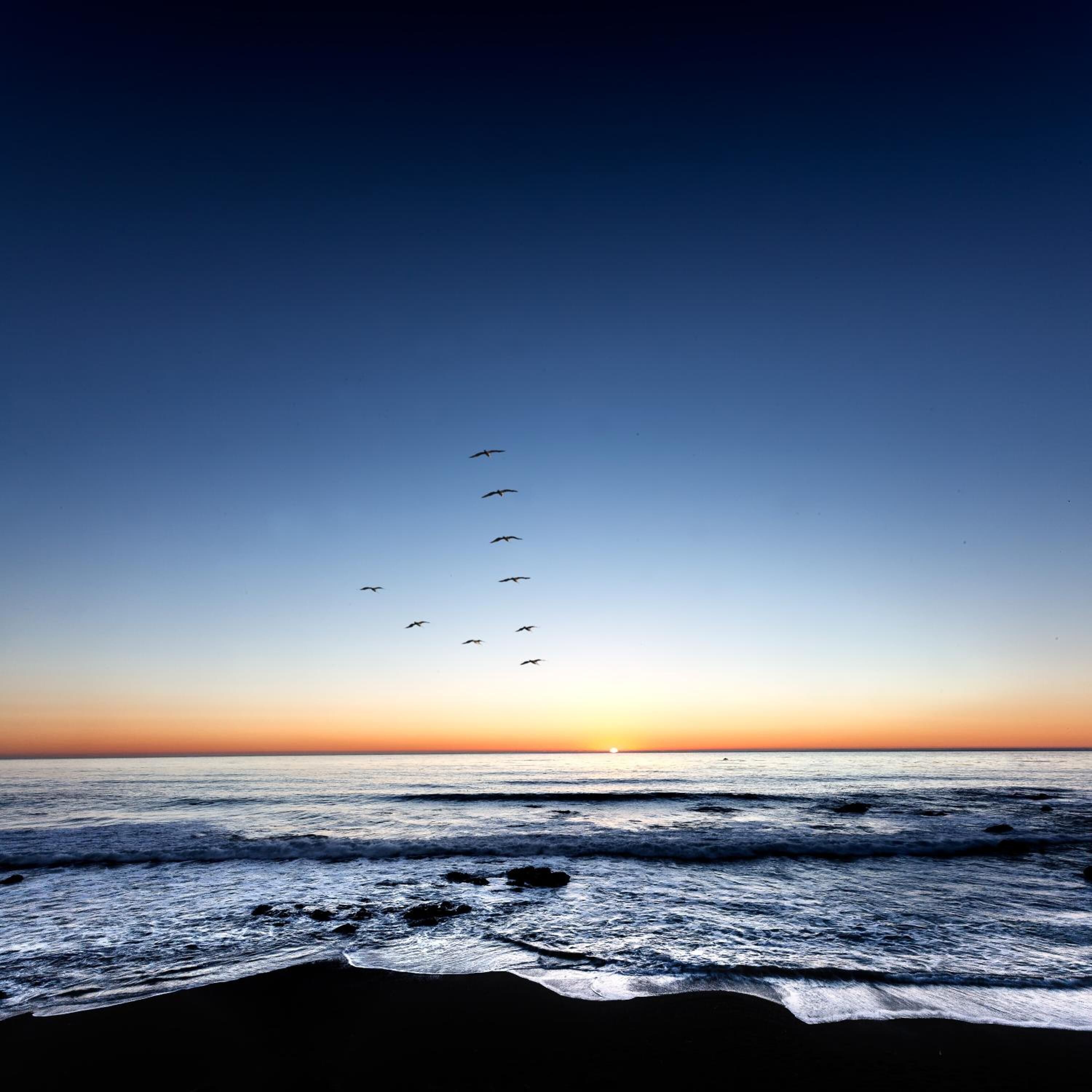 Uma praia com ondas e céu claro.