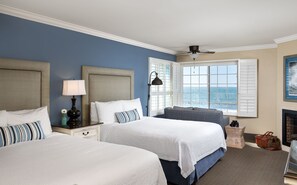 Premium bedding, iron/ironing board, free WiFi, bed sheets - Sand Pebbles Inn (Cambria)