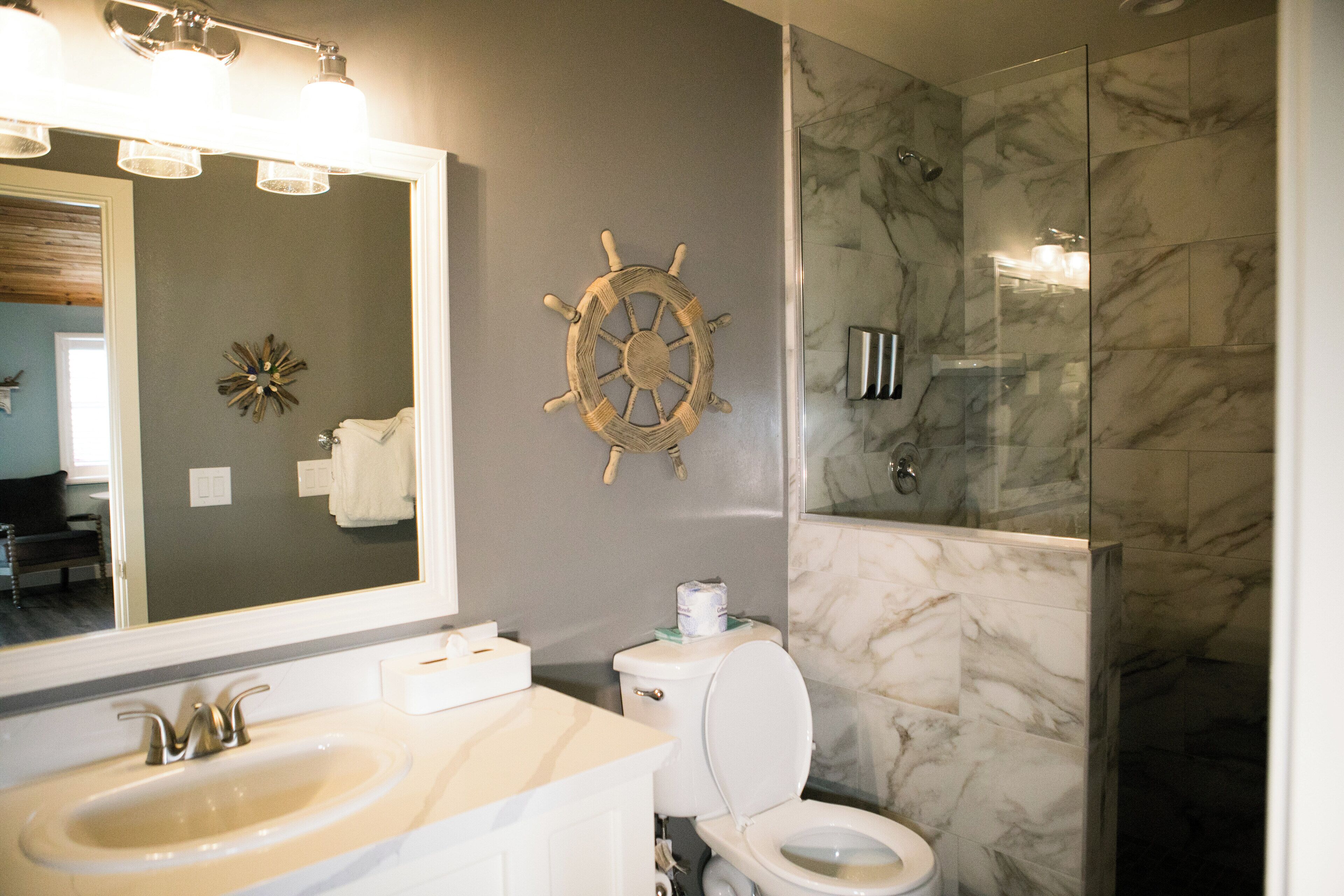 single room, 1 king bed, ocean view | bathroom | shower, free toiletries, hair dryer, towels