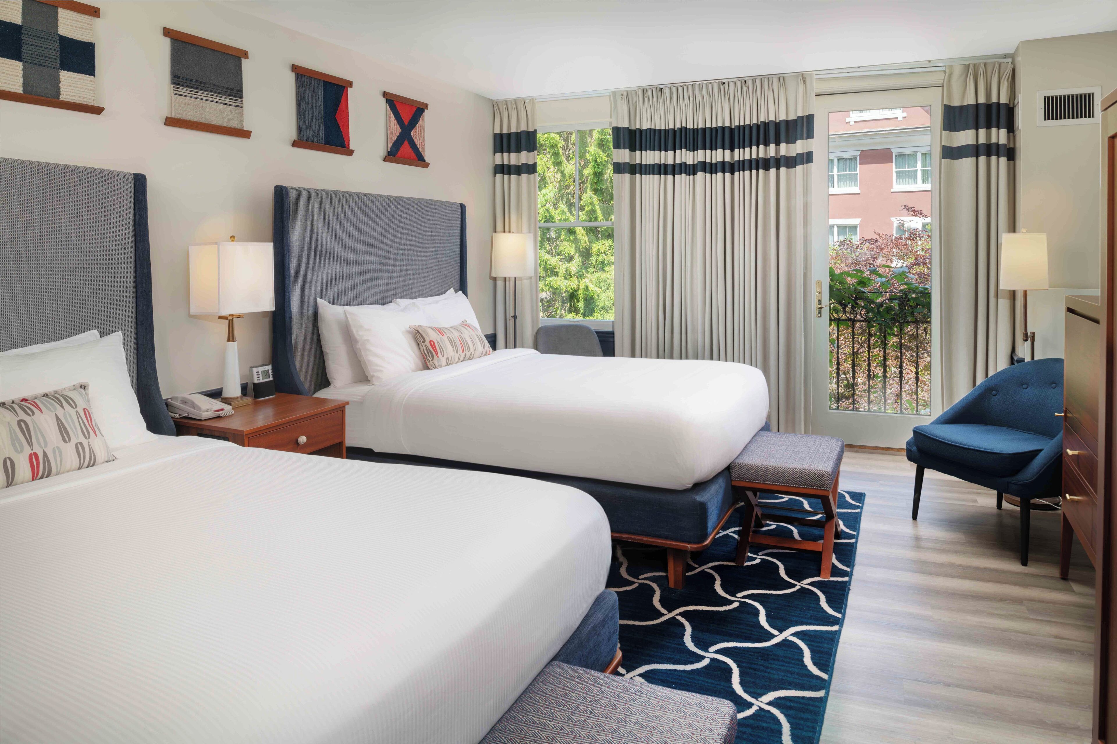 Habitación, 2 camas de matrimonio, vistas al jardín | Ropa de cama de alta calidad, escritorio, cortinas opacas