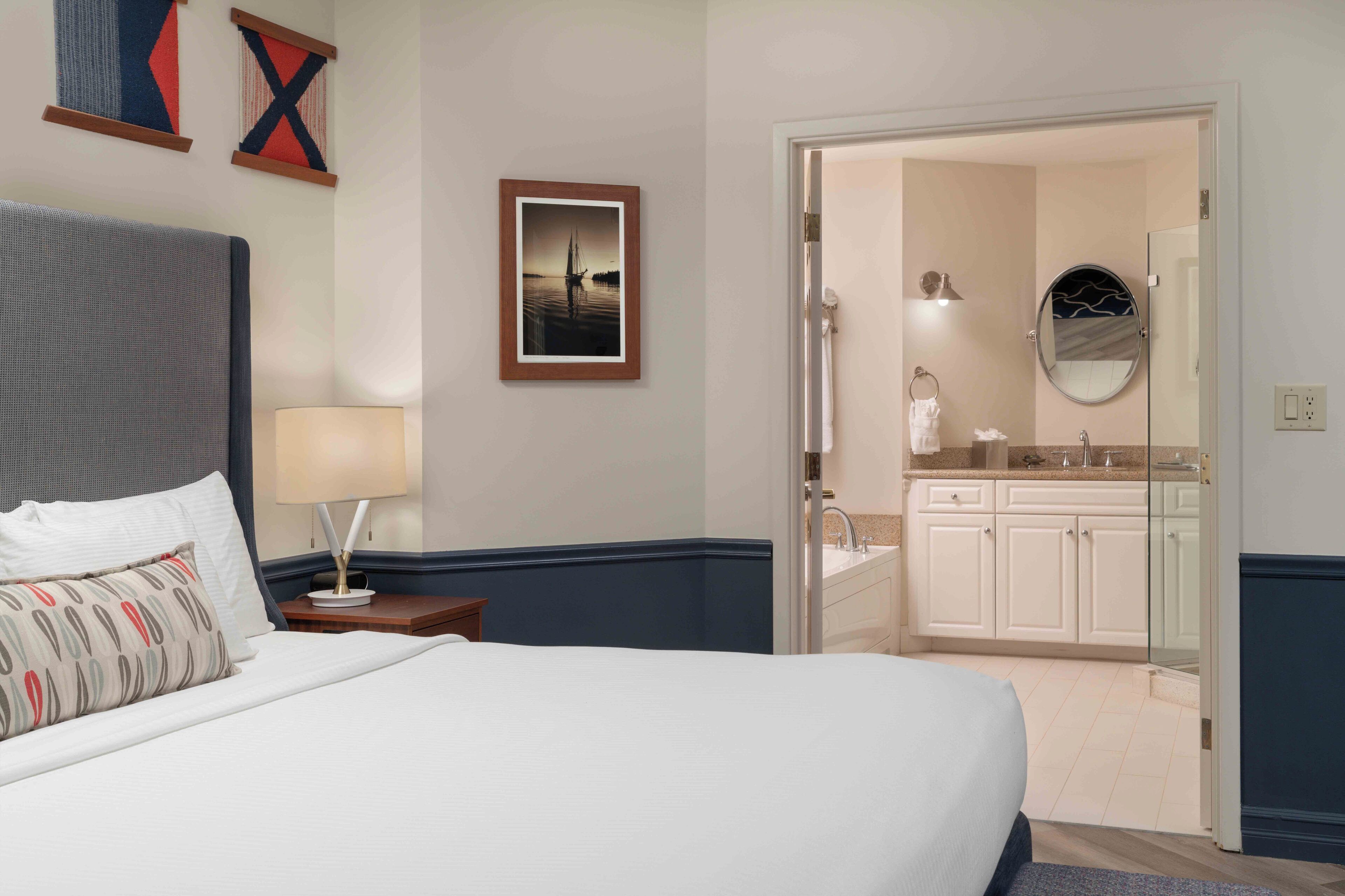 Suite, bañera de hidromasaje | Ropa de cama de alta calidad, escritorio, cortinas opacas