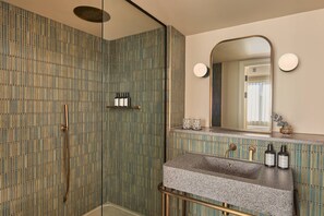 Ensemble douche/baignoire, articles de toilette gratuits, sèche-cheveux