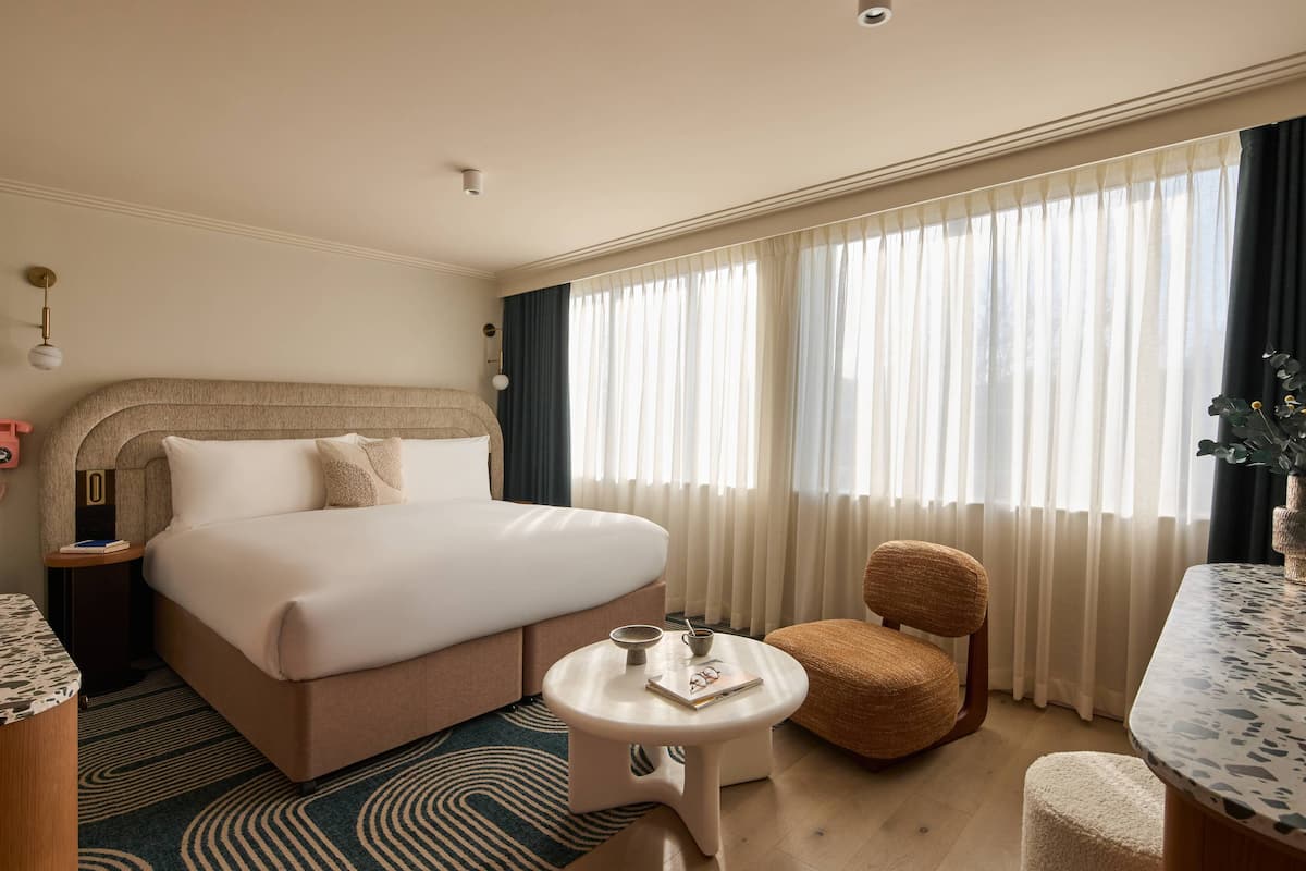 Hypo-allergenic bedding, in-room safe, iron/ironing board, free WiFi