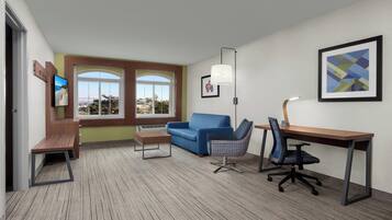 Suíte, 1 cama King (High Floor) | Roupas de cama antialérgicas, cofres nos quartos, escrivaninha