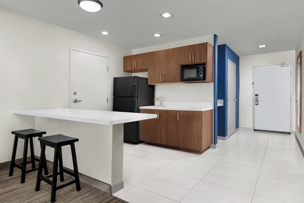 Suite, 1 King Bed (High Floor) | Room amenity
