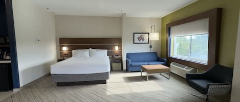 Allergiatestatut vuodevaatteet, tallelokero huoneessa, työpöytä