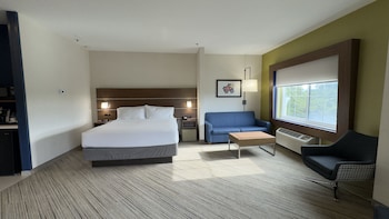 Holiday Inn Express Hotel & Suites Marina - State Beach Area by
