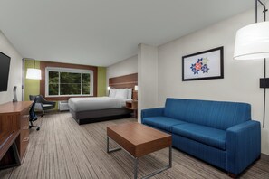 Ropa de cama hipoalergénica y caja de seguridad en la habitación 