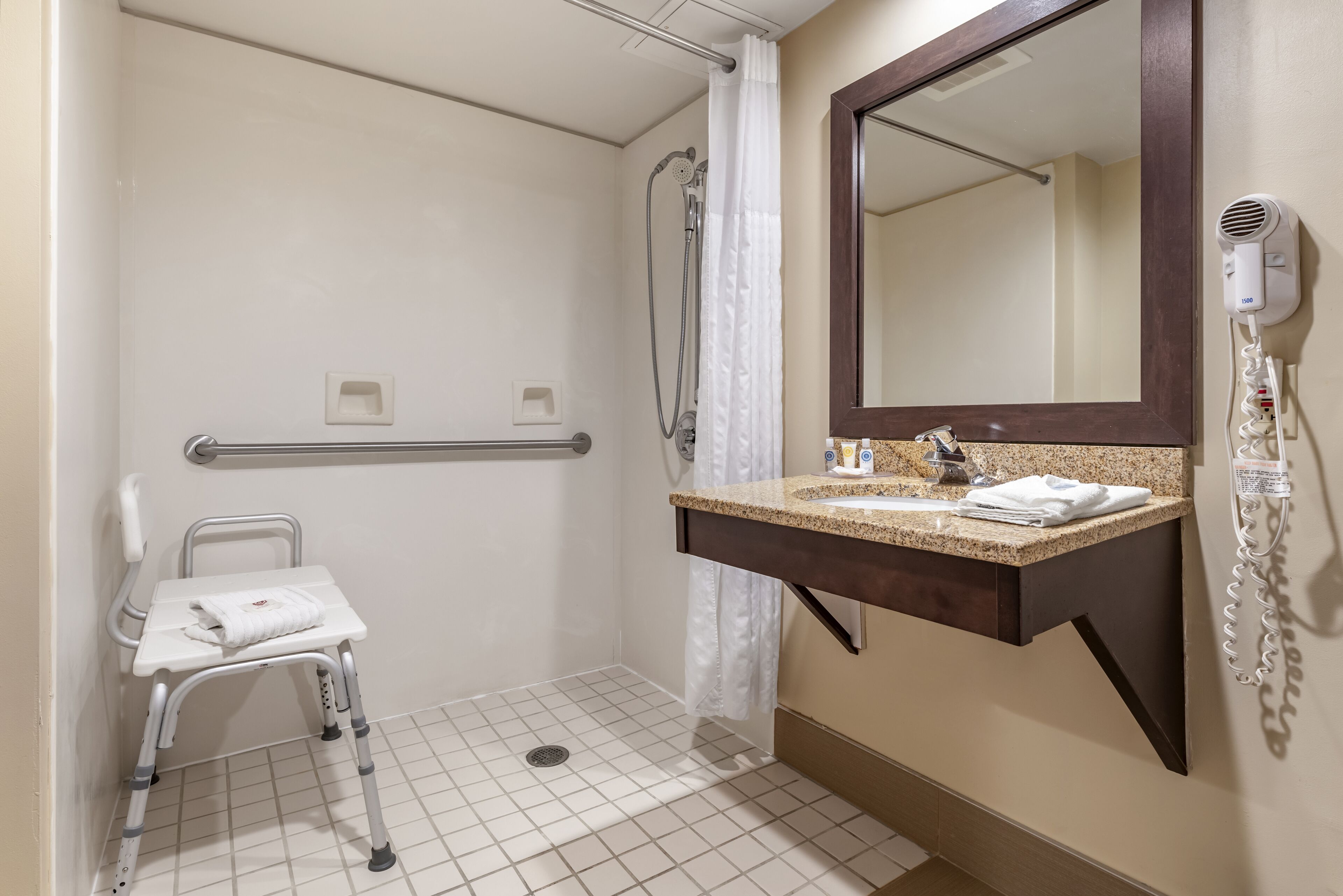 room, 1 king bed, accessible, non smoking | bathroom | free toiletries, hair dryer, towels