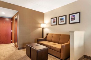 Suite, 1 King-Bett und Schlafsofa, barrierefrei, Nichtraucher | Verdunkelungsvorhänge, Bügeleisen/Bügelbrett, kostenlose Babybetten