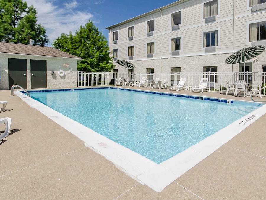 Outdoor pool, open 8:00 AM to 10:00 PM, pool umbrellas, sun loungers