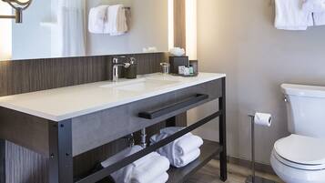Combined shower/tub, free toiletries, hair dryer, towels