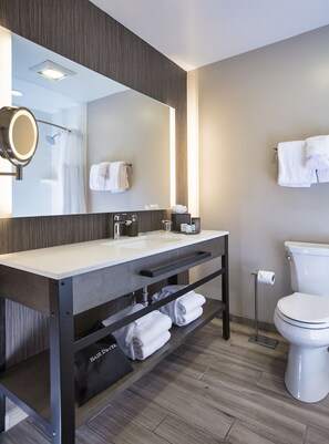 Duschwanne, kostenlose Toilettenartikel, Haartrockner, Handtücher