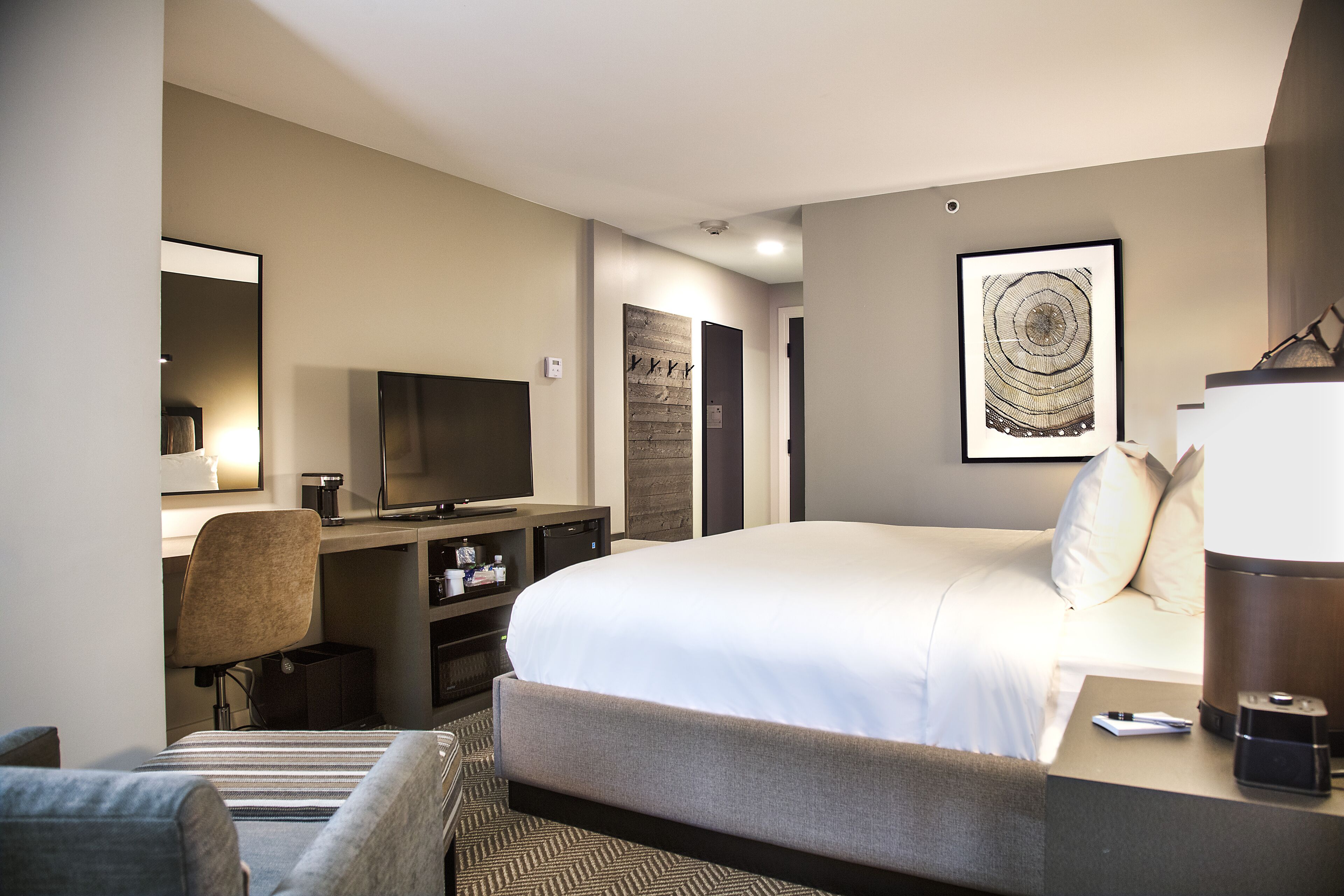 standard room, 1 king bed, non smoking | hypo-allergenic bedding, in-room safe, laptop workspace