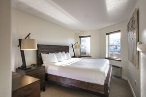 Hypo-allergenic bedding, in-room safe, laptop workspace - The Inn at Riverwalk (Edwards)