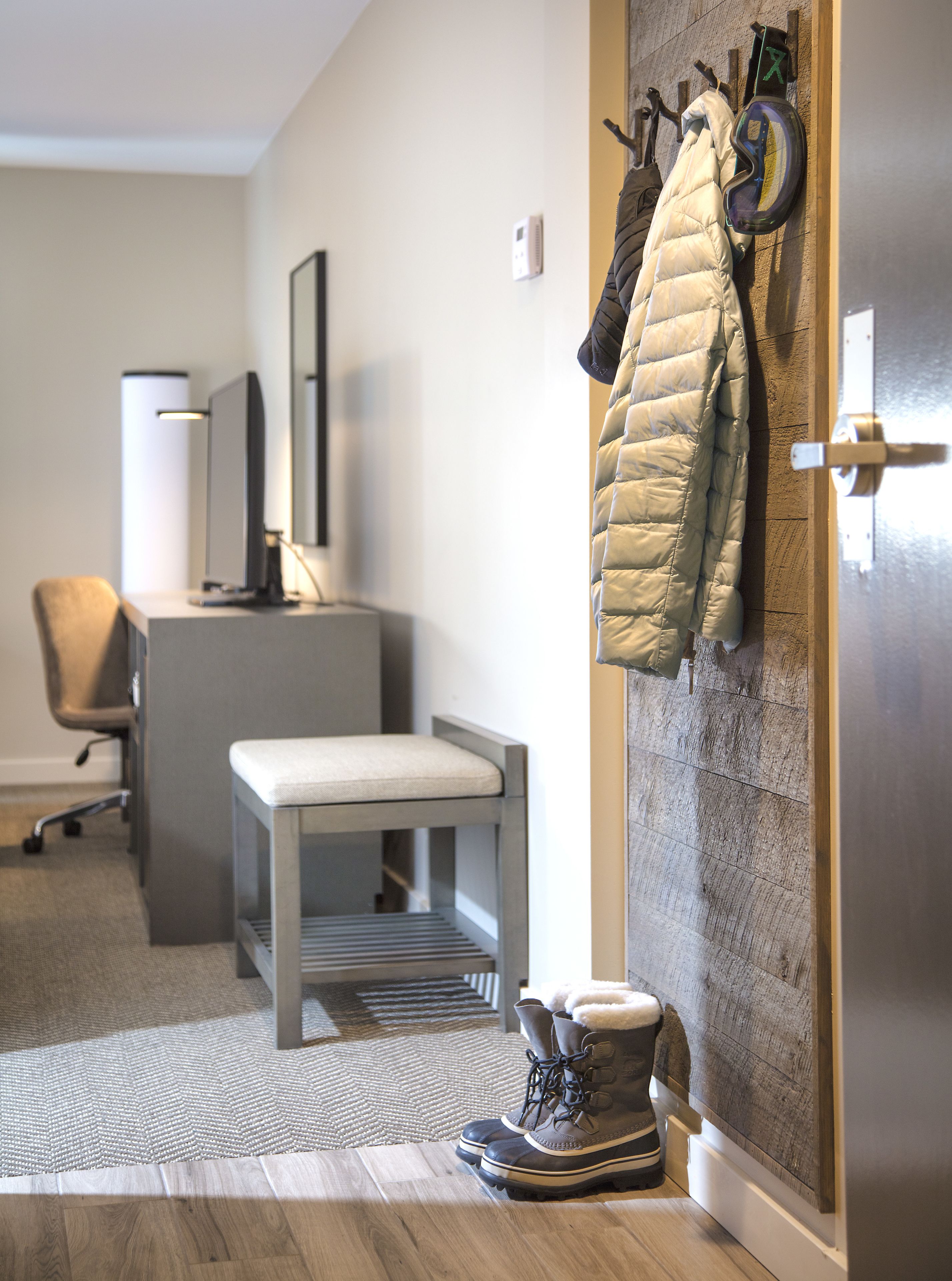 standard room, 1 king bed, non smoking | hypo-allergenic bedding, in-room safe, laptop workspace