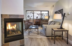 Suite, 2 Schlafzimmer | Wohnbereich | Fernseher