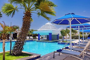 Piscina a l'aire lliure i gandules 