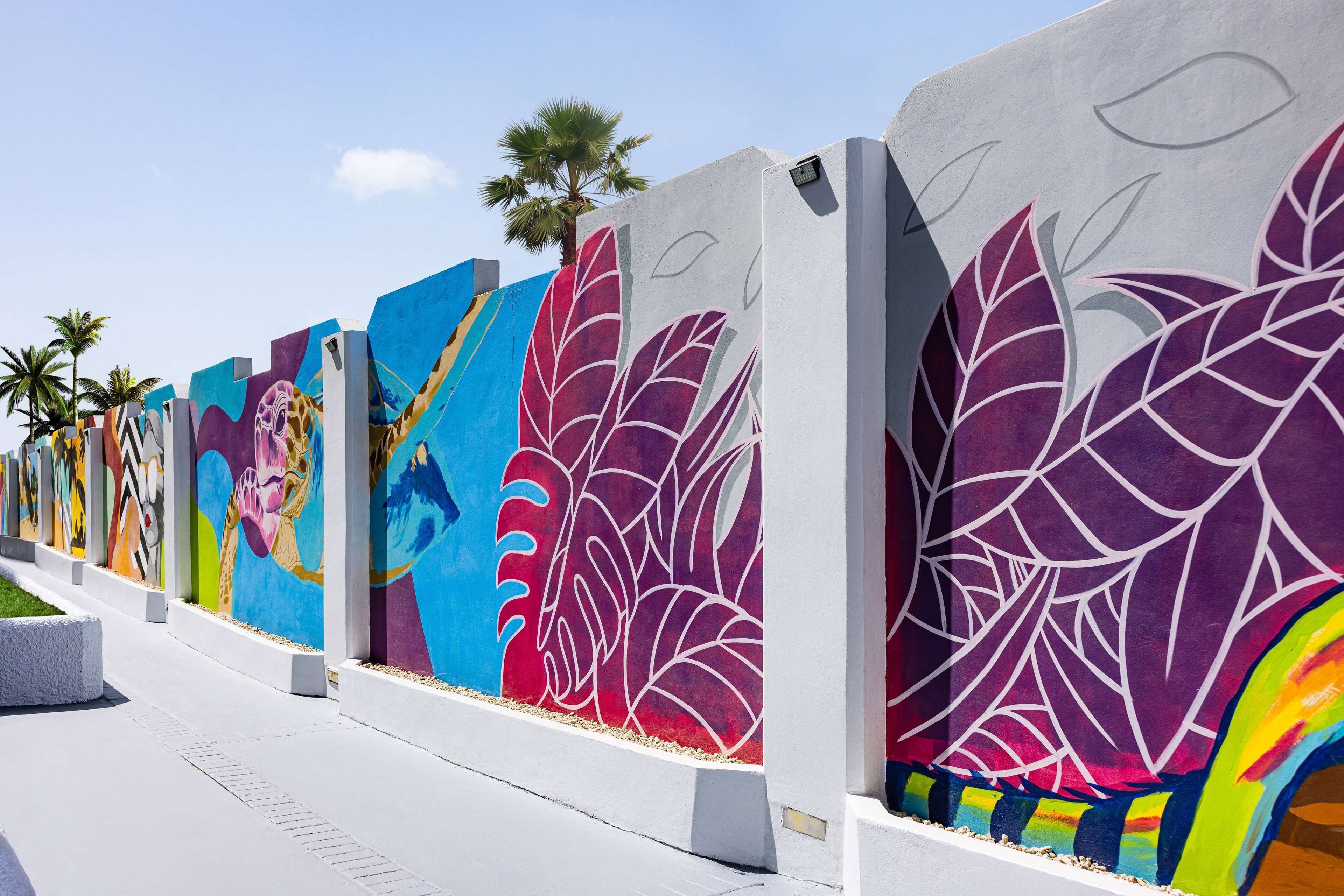 Una serie de murales coloridos en la fachada de un edificio.