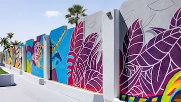 Una serie de murales coloridos en la fachada de un edificio.
