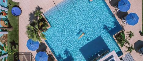 Szabadtéri medence, napozóágyak