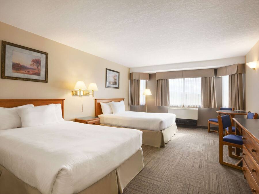 Standardzimmer, 2 Queen-Betten | Hochwertige Bettwaren, Pillowtop-Betten, Schreibtisch