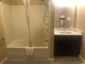 Chambre, 1 très grand lit, non-fumeur (Mobility, Bathtub w/ Grab Bars) | Salle de bain | Ensemble baignoire-douche, articles de toilette (gratuits)