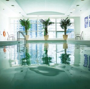 Piscina interna, espreguiçadeiras
