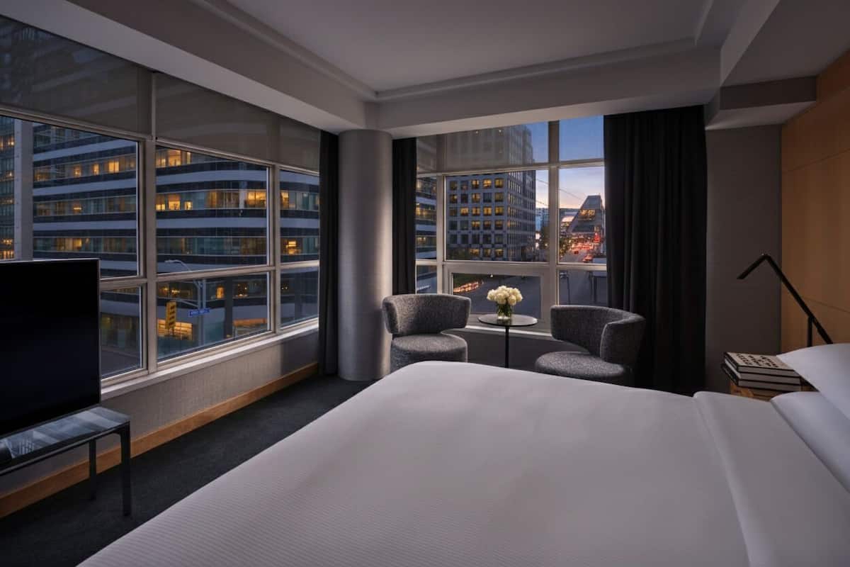 Executive Suite, Corner