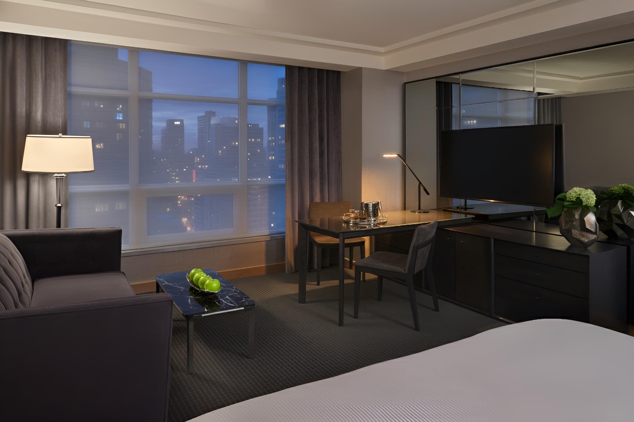 奢华客房 (Accomodation) | 意大利 Frette 床单、高档床上 用品、羽绒被、客房内保险箱