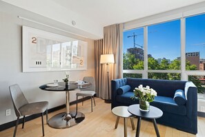 Studio Suite (Residences) | Seprai Frette Italia, seprai premium, selimut bulu angsa, dan brankas