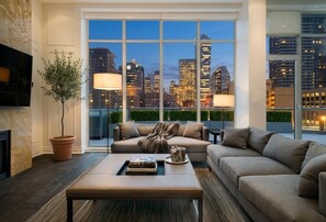 Frette Italian sheets, premium bedding, down duvets, in-room safe - Soho Hotel Toronto (Toronto)