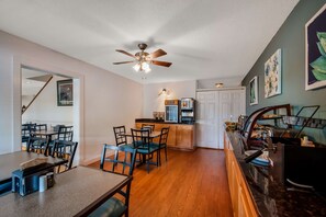 Free daily full breakfast  - SureStay Plus Hotel by Best Western Berkeley Springs (Berkeley Springs)