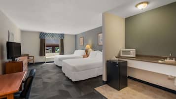 Phòng Suite, 2 giường cỡ queen, không hút thuốc, lò vi sóng | Bàn, bàn ủi/dụng cụ ủi quần áo, nôi/giường cho trẻ sơ sinh (phụ phí)